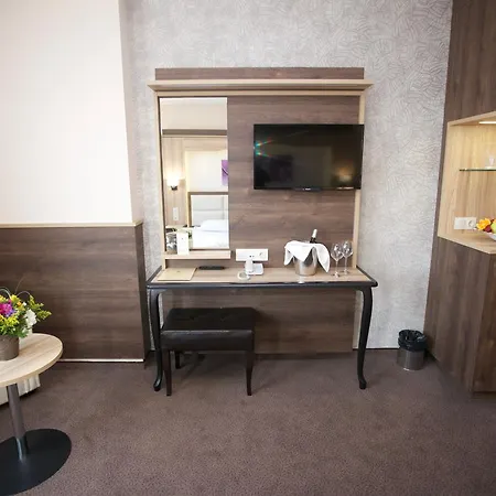 Zoo - Secured Paid Parking Отель 4*
